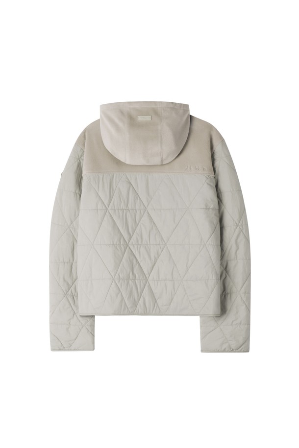 W 플리스 패딩 재킷 - L/BEIGE (P254WFT131)은 여성용 아우터로, 가을과 겨울에 따뜻하게 입을 수 있는 플리스 패딩 재킷입니다. 베이지 컬러와 블루 컬러로 출시되었으며, 일상 및 캐주얼 스타일에 적합합니다. 레귤러핏과 오버핏으로 연출 가능하며, 두꺼운 두께감과 부드러운 촉감의 플리스 소재로 제작되었습니다. 하이브리드 디자인과 볼륨감 있는 실루엣, 실리콘 패치 포켓, 자전거 자수 디테일, 발라클라바가 포함되어 스포티한 무드와 개성을 더합니다. 경량성과 보온 기능을 갖춰 겨울철 데일리룩, 산책룩, 여행룩 등 다양한 TPO에 활용하기 좋습니다.
