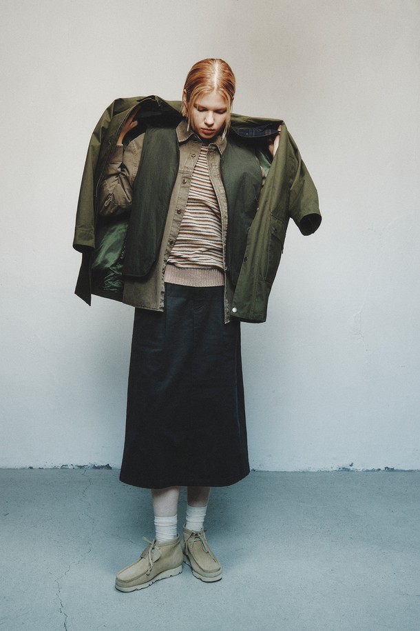 W 브리티시 캠퍼 스커트 - G/카키 (P254WSK436)는 여성용 캠퍼 스커트로, 봄, 여름, 가을 계절에 착용하기 좋습니다. 면 소재의 A라인 미니스커트이며, 캐주얼하고 밀리터리 스타일을 연출합니다. 심플한 디자인에 뻣뻣한 촉감과 레귤러핏으로 제작되었으며, 일상생활과 캠핑룩에 활용하기 좋은 아이템입니다. 무지 패턴의 카키색으로, 다양한 상의와 매치하여 미니멀하면서도 개성 있는 스타일을 완성할 수 있습니다.
