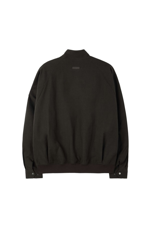 BRITISH CAMPER 재킷 - 브라운 (P253MJK421)은 캐주얼, 클래식, 미니멀 스타일을 아우르는 아우터입니다. 봄, 가을, 겨울 계절에 어울리는 레귤러 핏의 긴소매 재킷으로, 브라운과 네이비 컬러로 출시되었습니다. 고밀도 코튼-나일론 혼방 소재에 신축성을 더해 편안한 착용감을 제공하며, 래글런 소매 디자인과 체크 패턴 안감이 특징입니다. 색상별로 다른 패턴이 적용되어 있으며, 일상 및 캐주얼 착장에 적합합니다. 중간 두께감으로 간절기부터 겨울까지 따뜻하게 입을 수 있습니다.
