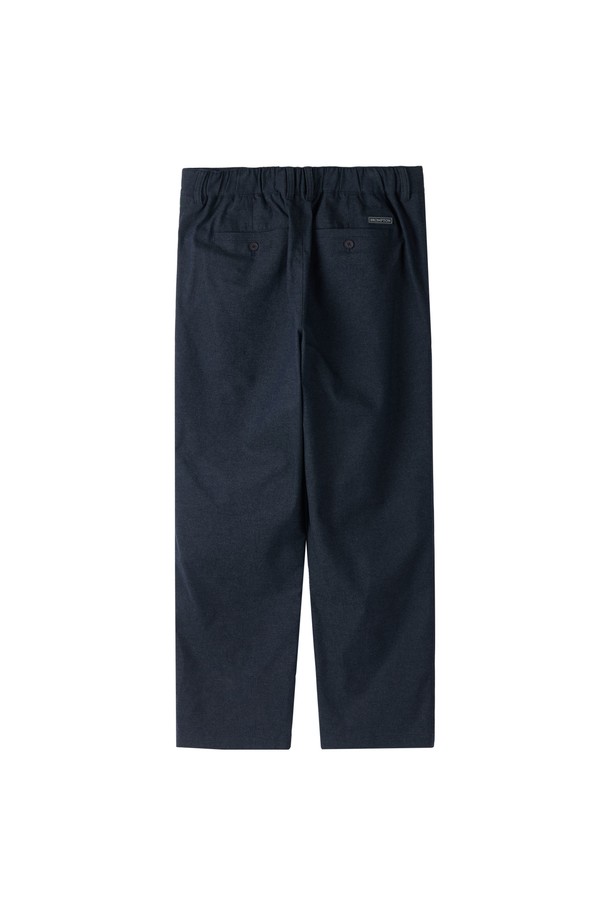 REGULAR FIT PANTS - INDIGO (P254MPT130)는 가을, 겨울 시즌에 어울리는 레귤러 핏 팬츠입니다. 면, 폴리에스테르, 레이온, 폴리우레탄 혼방 소재로 제작되어 캐주얼한 무드를 연출하며, 두꺼운 두께감으로 따뜻하게 착용할 수 있습니다. 허리부터 발목까지 깔끔하게 떨어지는 직선 실루엣과 원턱 디자인이 특징이며, 뒷포켓 웰트 포인트로 포인트를 더했습니다. 데님과 같은 외관으로 겨울 데일리룩, 동네 마실룩, 출근룩 등 다양한 TPO에 활용하기 좋으며, 캐주얼, 미니멀, 클래식 스타일을 즐기는 분들께 추천합니다.
