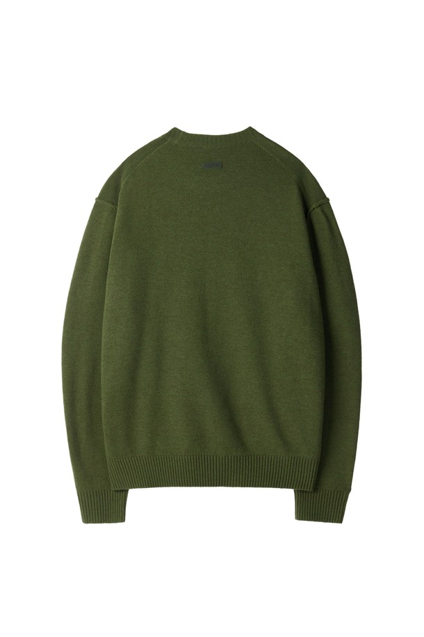 BROMPTON INTARSIA SWEATER - OLIVE (P254MKT430)는 가을, 겨울 시즌에 어울리는 남성용 니트/스웨터입니다. 올리브(OLIVE) 및 네이비(NAVY) 컬러로 출시되었으며, 아크릴, 나일론, 모, 캐시미어 등의 혼방 소재로 제작되어 부드러운 촉감과 보온성을 제공합니다. 90년대 빈티지 스웨터를 모티브로 한 자전거 그래픽 인타시아 패턴이 돋보이며, 레귤러핏과 세미오버핏으로 다양한 스타일 연출이 가능합니다. 두꺼운 두께감의 라운드넥 긴소매 디자인으로, 티셔츠 또는 셔츠와 레이어드하여 캐주얼, 클래식, 레트로 무드의 겨울 데일리룩과 데이트룩을 완성할 수 있습니다. 보풀 발생을 최소화한 원단을 사용하여 편안하게 착용할 수 있습니다.
