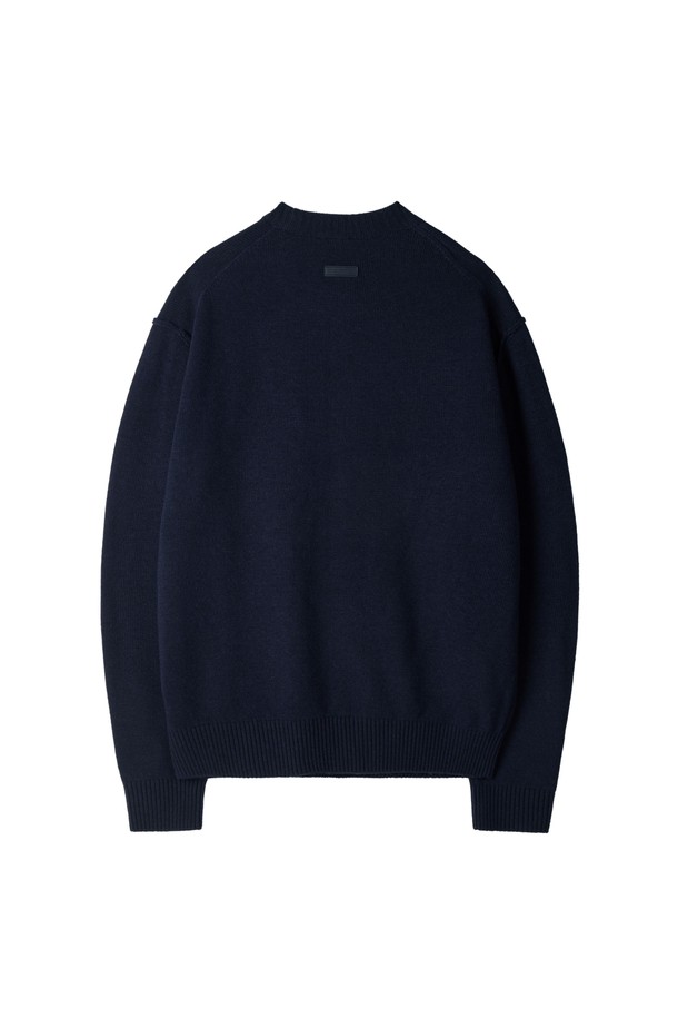 브롬톤 인타르시아 스웨터 - 네이비 (P254MKT430)는 90년대 빈티지 스웨터를 모티브로 제작된 상의입니다. 아크릴, 나일론, 모 혼방 소재로 제작되어 부드러운 촉감과 함께, 가을, 겨울 시즌에 적합한 보온성을 제공합니다. 브롬톤 자전거를 탄 모습을 인타시아 기법으로 표현하여 감각적인 디자인을 더했으며, 캐주얼 스타일과 레트로 무드를 연출합니다. 티셔츠나 셔츠와 레이어드하여 다양한 스타일링을 시도할 수 있으며, 세미오버 핏과 레귤러 기장으로 편안한 착용감을 선사합니다. 라운드넥, 긴소매 디자인으로 겨울 데일리룩, 카페룩, 데이트룩 등에 다양하게 활용하기 좋습니다.
