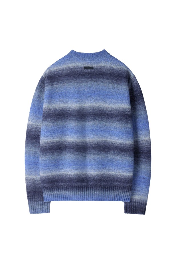 그라데이션 베이직 스웨터 - 블루 (P254MKT431)는 부드러운 촉감의 긴소매 스웨터입니다. 아크릴, 나일론, 모 혼방의 고급스러운 소재로 제작되었으며, 봄, 여름, 가을, 겨울 계절에 착용하기 좋습니다. 그라데이션 패턴 원사를 사용하여 은은한 포인트 디자인을 더했으며, 세미 오버핏과 라운드넥으로 편안한 착용감을 선사합니다. 미니멀, 클래식, 캐주얼 스타일을 즐겨 입는 분들께 데일리룩 또는 레이어드 스타일링을 위한 안성맞춤 아이템입니다. 고급스러운 무드를 연출하며, 다양한 스타일로 활용 가능합니다.
