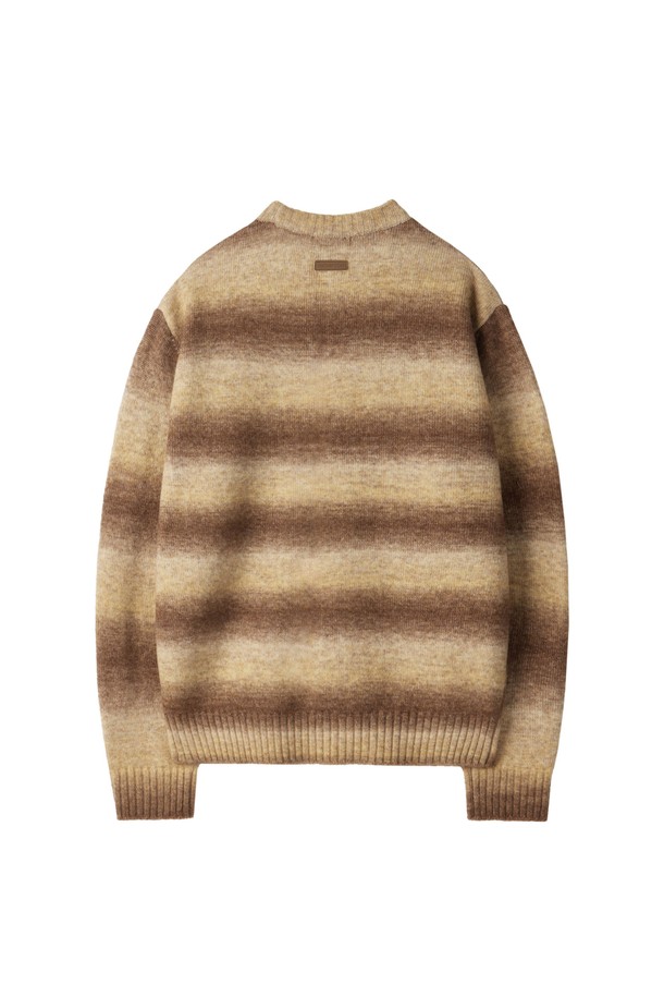 GRADATION BASIC SWEATER - 브라운 (P254MKT431)은 부드러운 촉감과 따뜻함을 선사하는 울 혼방 소재의 베이직 스웨터입니다. 가을, 겨울 시즌에 어울리는 긴 소매 기장의 라운드넥 디자인으로, 세미 오버핏으로 편안하게 착용 가능합니다. 은은한 그라데이션 패턴이 돋보이며, 데일리룩, 클래식, 미니멀, 캐주얼 스타일을 연출하기 좋습니다. 계절감 있는 브라운 컬러 외에도 블루 컬러가 있으며, 레이어드 스타일링으로 다양한 분위기를 낼 수 있습니다.
