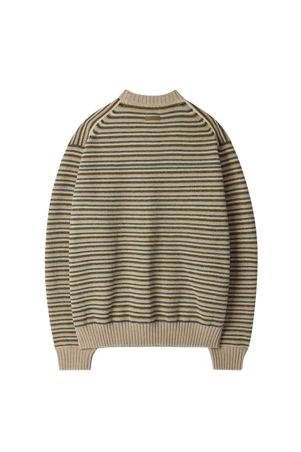 "CHENILLE STRIPE KNIT - BEIGE (P254MKT432)"는 포근하고 부드러운 착용감을 선사하는 베이지 컬러의 서닐 스트라이프 니트입니다. 가을, 겨울에 어울리는 두꺼운 두께감의 라운드넥 긴소매 니트로, 4가지 서닐 원사를 활용하여 탄탄하게 제작되었습니다. 리버스 조직과 7GG 니트 짜임으로 완성되어 내구성을 높였으며, 베이직한 스트라이프 패턴이 특징입니다. 레귤러핏과 오버핏 두 가지 핏으로 출시되어 다양한 스타일을 연출할 수 있으며, 겨울 데일리룩, 카페룩, 모임룩 등 다양한 TPO에 활용 가능합니다. 클래식, 미니멀, 캐주얼 스타일을 즐겨 입는 분들께 추천합니다.

