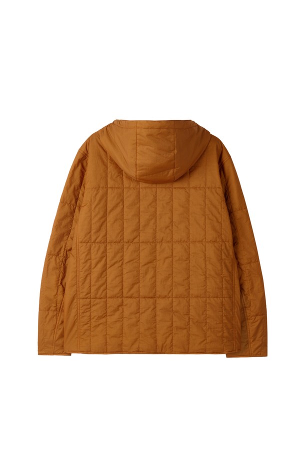 오렌지 컬러의 SQUARE-QUILTED PADDED JUMPER (P254UPD130)는 캐주얼, 스포티한 스타일의 오버핏 패딩 점퍼입니다. 봄, 가을, 겨울 시즌에 착용하기 좋으며, 립스탑 원단과 사각 퀄팅 패턴으로 디자인되었습니다. 부드러운 촉감의 나일론, 폴리에스테르 혼방 소재로 제작되었으며, 두꺼운 두께감으로 보온성을 높였습니다. 긴 소매와 집업 스타일, 가슴 포켓 디테일, 방수 기능이 더해져 겨울 데일리룩, 산책룩, 여행룩에 활용하기 좋습니다. 실리콘 패치가 포인트로 더해져 미니멀한 무드를 연출합니다.
