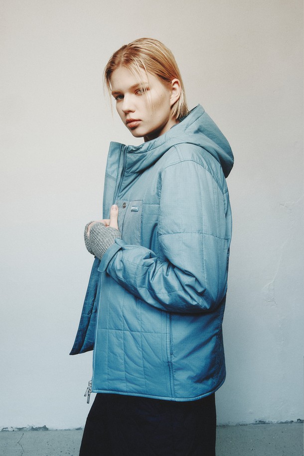 라이트블루 컬러의 SQUARE-QUILTED PADDED 점퍼입니다. 캐주얼, 베이직 스타일로 가을, 겨울철에 따뜻하게 착용하기 좋습니다. 퀼팅 디테일과 후드 디자인이 특징이며, 넉넉한 레귤러핏으로 편안한 착용감을 선사합니다. 집업 스타일로 간편하게 입고 벗을 수 있으며, 두꺼운 두께감과 부드러운 촉감의 폴리에스테르 소재로 제작되었습니다. 캠핑룩, 산책룩 등 다양한 TPO에 활용 가능하며, 미니멀, 클래식 스타일을 선호하는 분들께 추천합니다.
