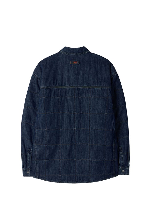 인디고 컬러의 DENIM PADDED SHACKET (데님 패디드 셔켓)입니다. 남성용 셔켓으로, 캐주얼, 미니멀, 클래식 스타일을 연출하기 좋습니다. 봄, 가을, 겨울 계절에 두껍게 착용하기 좋으며, 데일리룩이나 출근룩으로 활용하기 좋습니다. 무지 디자인에 레귤러 핏으로 제작되었으며, 버튼 여밈 방식과 긴 소매 기장이 특징입니다. 외부 포켓과 스티치 디테일, 패딩 안감으로 보온성을 더했습니다.
