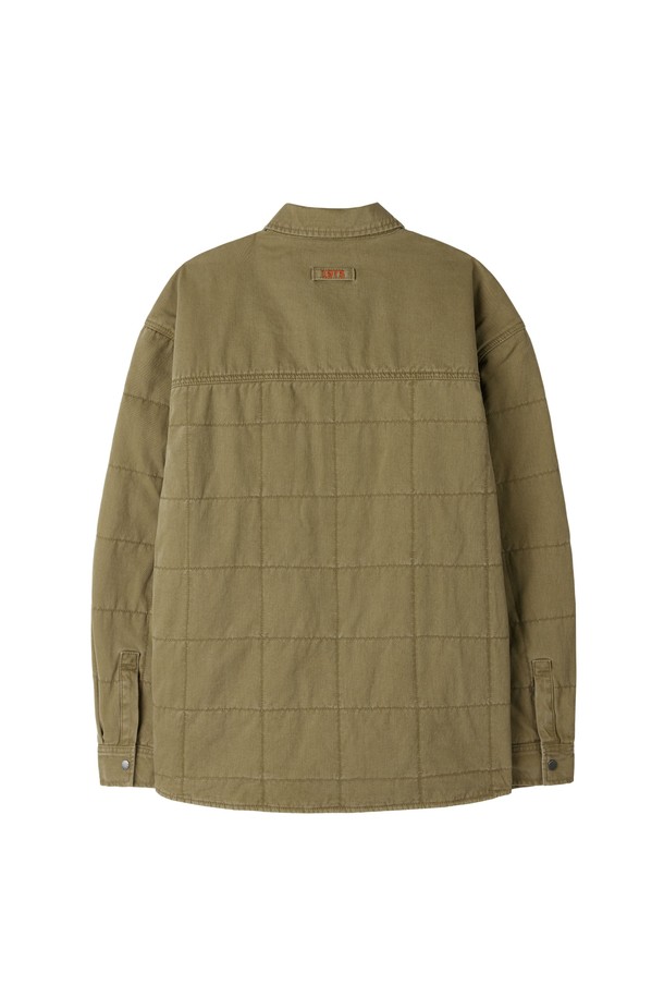 라이트 카키 컬러의 DENIM 패디드 셔켓 (P254UPD431)입니다. 봄, 가을, 겨울 세 계절 모두 활용 가능한 데일리 아우터로, 캐주얼 및 미니멀 스타일을 연출하기 좋습니다. 면, 폴리에스터, 레이온 혼방 소재로 제작되어 적당한 두께감과 보온성을 제공하며, 버튼 여밈 방식과 레귤러 핏으로 편안한 착용감을 선사합니다. 무지 디자인에 긴 소매, 포켓 디테일이 더해져 실용성을 높였으며, 안감은 폴리에스터 소재로 마감되었습니다. 겨울철 출근룩에도 활용하기 좋은 아이템입니다.
