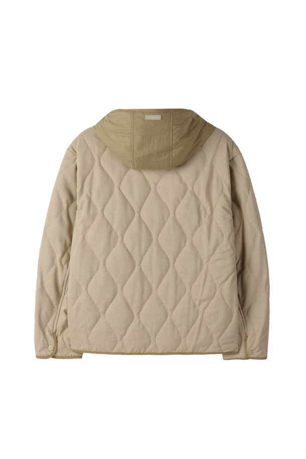 W 후드 탈부착 패딩 재킷 - 베이지 (P254WPD135)는 겨울철 따뜻함과 스타일을 동시에 만족시키는 여성용 패딩 점퍼입니다. 캐주얼, 베이직 스타일로 일상에서 편안하게 착용할 수 있으며, 출근룩, 산책룩 등 다양한 TPO에 활용 가능합니다. 부드러운 촉감의 나일론, 폴리에스테르 혼방 소재로 제작되어 두꺼운 두께감으로 뛰어난 보온성을 제공합니다. 후드 탈부착 기능과 퀼팅 디자인으로 실용성과  세련된 디자인을 더했습니다. 레귤러 핏, 긴 소매, 집업 여밈 방식으로 편안한 착용감을 선사합니다.
