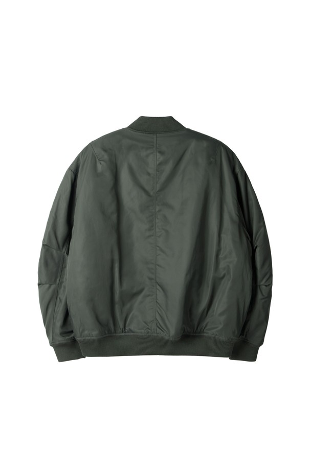 "BOMBER PADDED JUMPER - KHAKI (P254MPD134)"는 캐주얼, 미니멀, 시티보이 스타일을 아우르는 남녀 공용 점퍼입니다. 가을과 겨울에 적합하며, 오버핏 실루엣과 크롭 기장으로 트렌디한 스타일을 연출합니다. 톤 다운된 카키 컬러의 무지 디자인에 나일론 소재와 두꺼운 패딩 안감으로 보온성을 높였습니다. 집업 여밈 방식과 넉넉한 포켓 디테일이 실용성을 더하며 출근룩으로도 손색없습니다.
