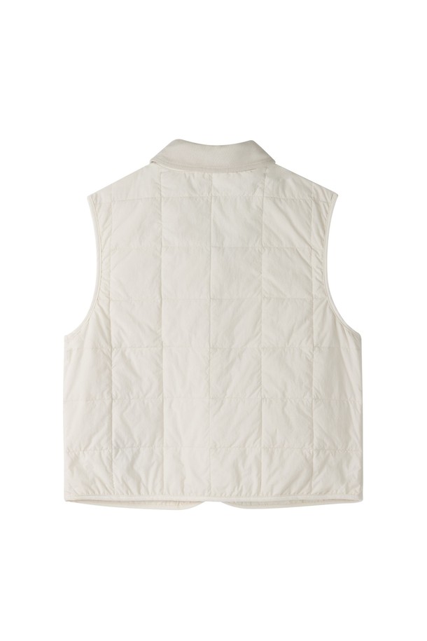 아이보리 컬러의 W COLLAR DETACHABLE PADDED VEST (더블유 칼라 탈착식 패딩 베스트)는 가을, 겨울철에 착용하기 좋은 여성용 패딩 베스트입니다. 두꺼운 두께감으로 보온성을 높였으며, 카라 부분을 탈착하여 다양한 스타일을 연출할 수 있습니다. 캐주얼, 미니멀, 클래식 스타일을 즐겨 입는 분들께 추천하며, 출근룩으로도 활용하기 좋습니다. 크롭 기장의 민소매 디자인으로, 레이어드하여 세련된 룩을 완성할 수 있습니다. 버튼 여밈 방식의 레귤러 핏으로 제작되었습니다.
