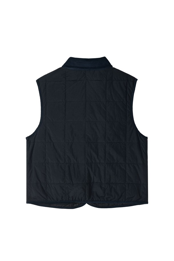 W 카라 탈부착 패딩 베스트 - 블랙 (P254WPV132)는 여성용 아우터로, 봄, 가을, 겨울철에 폭넓게 활용 가능한 패딩 베스트입니다. 캐주얼, 미니멀, 클래식 스타일을 아우르며 겨울 데일리룩, 산책룩, 여행룩에 적합합니다. 블랙과 아이보리 두 가지 색상으로 출시되었으며, 퀄팅 패턴과 부드러운 촉감이 특징입니다. 방수 및 경량 기능이 있으며, 카라 탈부착 및 코듀로이 카라 디테일, 가슴 부분 브랜드 엠블럼으로 포인트를 더했습니다. 레귤러핏과 오버핏 두 가지 핏으로 출시되어 다양한 스타일 연출이 가능합니다.
