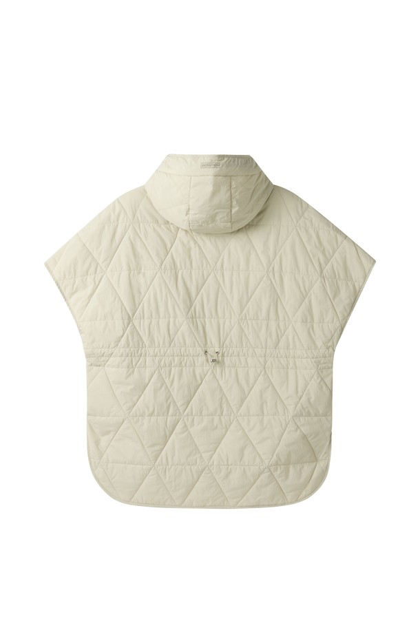 W 하프 슬리브 퀼티드 폰초 - L/베이지 (P254WPV133)는 베이지 및 네이비 컬러로 출시된 여성용 아우터입니다. 봄, 여름, 가을, 겨울 모두 착용 가능하며, 캐주얼, 미니멀, 클래식 스타일을 연출할 수 있습니다. 광택 나일론 소재에 삼각형 퀄팅 패턴이 돋보이며, 케이프 스타일과 사이드 스냅 버튼, 테이프 디자인으로 포인트를 더했습니다. 루즈핏의 레귤러 기장으로 편안하게 착용할 수 있으며, 반소매 디자인과 부드러운 촉감이 특징입니다. 동네 마실룩, 여행룩, 겨울 데일리룩 등 다양한 TPO에 활용하기 좋습니다.
