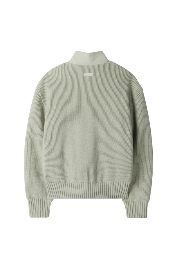 W 하이브리드 다운 - 민트 (P254WDW450)는 여성용 하이브리드 다운 점퍼입니다. 캐주얼, 스포티 스타일의 겨울철 일상복으로, 여행룩, 산책룩에 적합합니다. 민트 컬러의 무지 디자인에 레귤러핏, 레귤러 기장의 상의로 제작되었습니다. 나일론과 폴리에스테르 소재로 제작되어 부드러운 촉감을 제공하며, 보온성과 경량성을 갖춘 두꺼운 두께의 집업 방식 다운 코트입니다. 니트 소매 디테일과 하이브리드 구조가 특징입니다.
