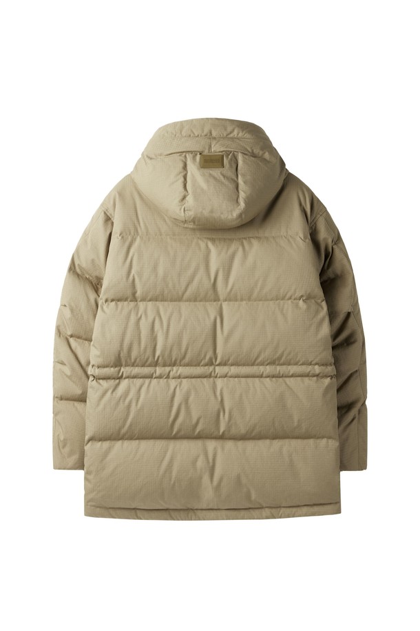 BRITISH CAMPER (브리티시 캠퍼) 헤비 다운 점퍼 - D/BEIGE (P254MDW455)는 겨울철 캠핑룩과 캐주얼 스타일을 위한 필수 아이템입니다. 넉넉한 오버핏에 부드러운 나일론 소재를 사용하여 편안한 착용감을 제공하며, 베이직하고 미니멀한 디자인으로 다양한 스타일 연출이 가능합니다. 두꺼운 두께감과 퀼팅 디테일, 포켓 디자인은 보온성과 실용성을 높여줍니다. 집업 방식으로 간편하게 착용할 수 있으며, 방풍 기능으로 추운 날씨에도 따뜻하게 몸을 보호해 줍니다.
