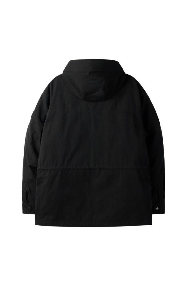 3 in 1 디테쳐블 다운 - 블랙(P254MDW457)은 겨울철 추위를 완벽하게 막아주는, 탈부착 가능한 3-in-1 기능의 다운 점퍼입니다. 일상과 여행을 아우르는 캐주얼 스타일에 미니멀하고 클래식한 무드를 더해 어떤 룩에도 훌륭하게 어울립니다. 부드러운 촉감의 나일론 소재를 사용하여 편안한 착용감을 선사하며, 레귤러 핏과 긴 소매 기장으로 활동성을 높였습니다. 보온성과 방수 기능을 갖춰 궂은 날씨에도 끄떡없으며, 집업 스타일로 간편하게 착용 가능합니다. 무지 디자인의 블랙 컬러로, 유행을 타지 않고 오랫동안 즐겨 입을 수 있습니다.
