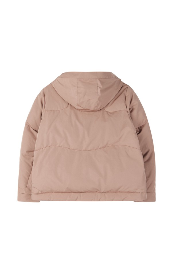 W 숏 다운 점퍼 - 핑크 (P254WDW137)는 부드러운 촉감의 나일론 소재로 제작된 여성용 겨울 다운 점퍼입니다. 캐주얼, 스포티 스타일을 연출하며 무지 패턴에 오버핏 디자인으로 편안한 착용감을 제공합니다. 크롭 기장의 숏패딩으로, 집업 여밈 방식과 긴소매 디자인이 특징입니다. 덕다운 충전재와 패딩 안감으로 보온성을 높였으며, 일상생활에서 폭넓게 활용할 수 있습니다. 
