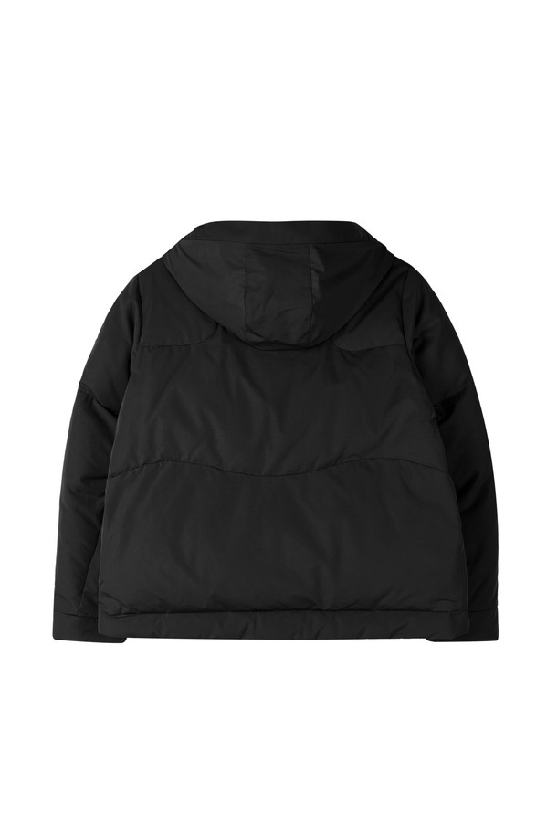 W 숏 다운 점퍼 - D/네이비 (P254WDW137)는 여성용으로 제작된 캐주얼 스타일의 숏패딩 점퍼입니다. 겨울철에 적합하며, 두꺼운 두께감과 부드러운 촉감의 나일론 소재로 제작되었습니다. 무지 디자인과 오버핏으로 편안한 착용감을 선사하며, 집업 방식과 긴소매 디자인이 특징입니다. 네이비 컬러의 다운패딩으로, 안감 또한 패딩 처리되어 보온성을 높였습니다.
