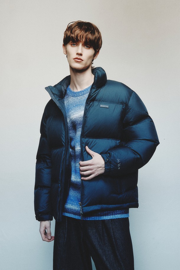 LIGHT SHELL HEAVY SHORT DOWN JUMPER - T/BLUE (P254UDW136)는 겨울철 따뜻함을 책임지는 남녀 공용 숏 패딩입니다. 스포티하면서도 캐주얼한 무드를 연출하며, 미니멀한 스타일을 추구하는 분들께 적합합니다. 톤 다운된 블루 컬러와 무지 디자인으로 어떤 옷에도 쉽게 매치할 수 있습니다. 숏 기장과 오버핏으로 트렌디함을 더했으며, 집업 스타일로 간편하게 착용 가능합니다. 나일론 소재로 제작되어 가볍고, 두꺼운 두께감과 보온 및 방수 기능을 갖춰 추운 날씨에도 끄떡없습니다.
