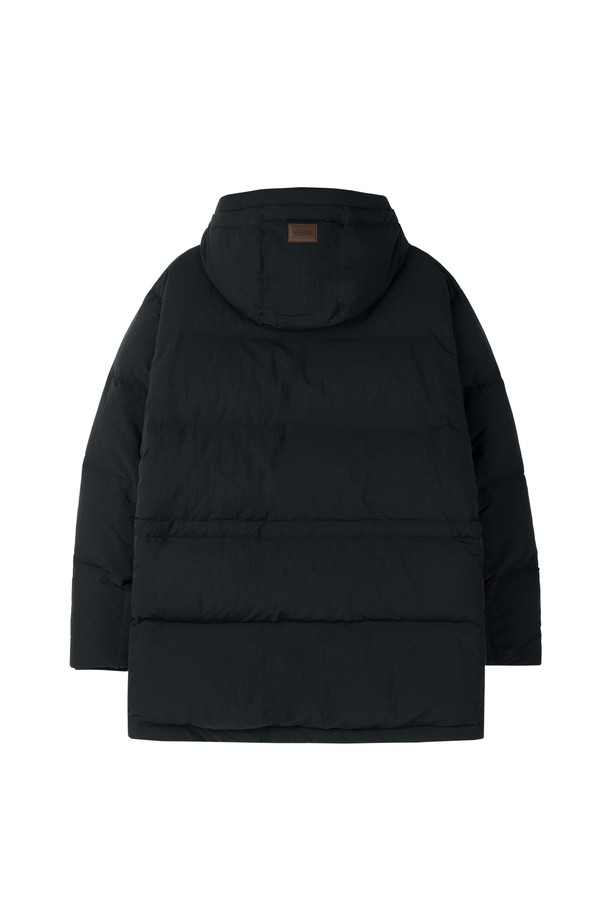 BRITISH CAMPER (브리티시 캠퍼) 미디 다운 점퍼 - 블랙 (P254MDW452)는 겨울철 보온성을 책임지는 필수 아이템입니다. 캐주얼하고 베이직한 스타일의 무지 디자인으로, 다양한 스타일에 매치하기 좋습니다. 넉넉한 두께감과 부드러운 촉감의 나일론 소재를 사용하여 편안한 착용감을 선사합니다. 톤온톤 블랙 컬러에 레귤러 핏, 후드와 포켓 디테일로 실용성을 더했습니다. 집업 방식으로 간편하게 착용할 수 있으며, 보온과 방풍 기능으로 추운 날씨에도 따뜻하게 몸을 보호해 줍니다.
