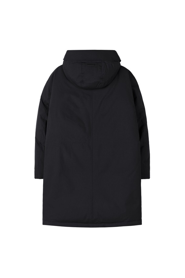 CODURA 롱 다운 점퍼 - 블랙 (P254MDW458)는 여성용 겨울 점퍼입니다. 베이직한 스타일의 무지 디자인으로, 출근룩에 적합하며 미니멀, 클래식, 캐주얼 스타일을 연출할 수 있습니다. 롱 기장의 블랙 컬러 다운 점퍼로, 두꺼운 두께감과 부드러운 촉감의 나일론 소재를 사용하여 보온성을 높였습니다. 긴 소매, 집업 여밈 방식, 후드와 패딩 디테일이 특징이며, 래귤러 핏으로 제작되었습니다.
