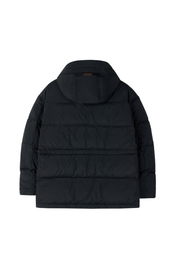 W 브리티쉬 캠퍼 미디 다운 점퍼 - 블랙 (P254WDW453)는 여성용 다운 점퍼입니다. 캐주얼, 베이직 스타일로 일상 및 출근룩에 적합하며, 두꺼운 두께감으로 겨울철 보온과 방풍 기능을 제공합니다. 부드러운 촉감의 나일론 소재와 긴소매, 미디 기장, 레귤러핏 디자인이 특징입니다. 블랙 컬러의 무지 디자인과 집업 여밈 방식으로 미니멀하고 클래식한 분위기를 연출합니다. 퀼팅 및 패딩 디테일이 돋보이는 다운 코트 타입의 아우터입니다.
