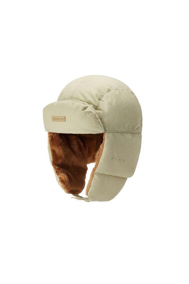 베이지 컬러의 PADDED EARFLAP CAP (패디드 이어플랩 캡)입니다. 부드러운 폴리에스테르 소재로 제작되어 겨울철 보온과 방한 기능을 제공하며, 깊은 모자 깊이와 중간 챙 넓이로 편안한 착용감을 선사합니다. 무지 디자인에 패딩과 귀덮개 디테일이 더해져 캐주얼, 미니멀, 클래식 스타일 모두 소화 가능합니다. 남녀 공용으로 착용할 수 있는 실용적인 겨울 필수템입니다.
