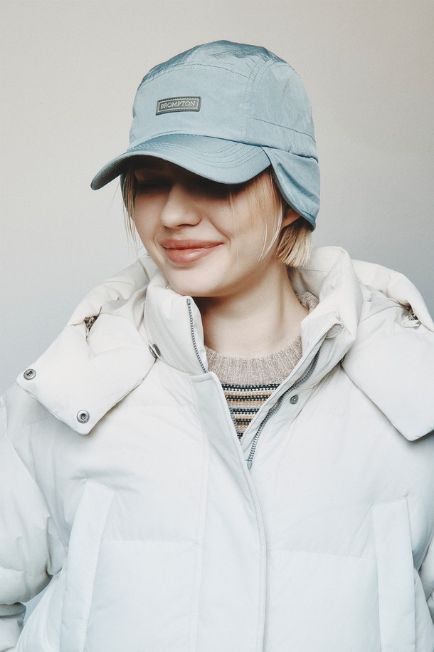 블루 컬러의 이어플랩 캠프캡(EARFLAP CAMP CAP - BLUE (P255AHA110))입니다. 봄, 여름, 가을 계절에 착용하기 좋은 모자로, 가볍고 부드러운 나일론 소재를 사용하여 편안한 착용감을 선사합니다. 깊은 모자 깊이와 중간 챙 넓이로 디자인되었으며, 무지 패턴에 이어플랩 디테일이 더해져 개성 있는 스타일을 연출합니다. 5패널 구조로 제작되었으며, 사이즈 조절이 가능하여 여행룩이나 산책룩 등 다양한 TPO에 캐주얼, 미니멀, 시티보이 스타일을 연출하기 좋습니다.
