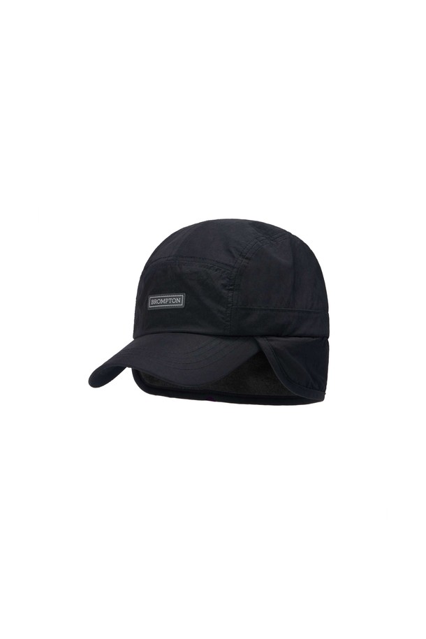 블랙 색상의 이어플랩 캠프캡(EARFLAP CAMP CAP)입니다. 봄, 여름, 가을 계절에 착용하기 좋은 깊은 모자 깊이의 캠프캡으로, 나일론 소재로 제작되어 부드러운 촉감을 선사합니다. 무지 디자인에 이어플랩 디테일이 더해져 캐주얼, 미니멀, 시티보이 스타일을 연출하기 좋습니다. 여행룩이나 산책룩에 포인트 아이템으로 활용하여 스타일리시한 룩을 완성해 보세요.
