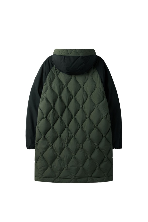LONG QUILTED HOOD COAT - D/NAVY (P254UDW139)는 캐주얼과 미니멀 스타일을 추구하는 분들을 위한 롱 퀼팅 후드 코트입니다. 넉넉한 기장과 두꺼운 두께감으로 가을, 겨울철 따뜻하게 착용할 수 있으며, 네이비 컬러로 어떤 룩에도 쉽게 매치할 수 있습니다. 일상, 출근룩, 캠핑룩 등 다양한 TPO에 활용 가능하며, 퀼팅 패턴이 특징입니다. 긴 소매 기장과 후드 디자인으로 보온성을 높였습니다. 
