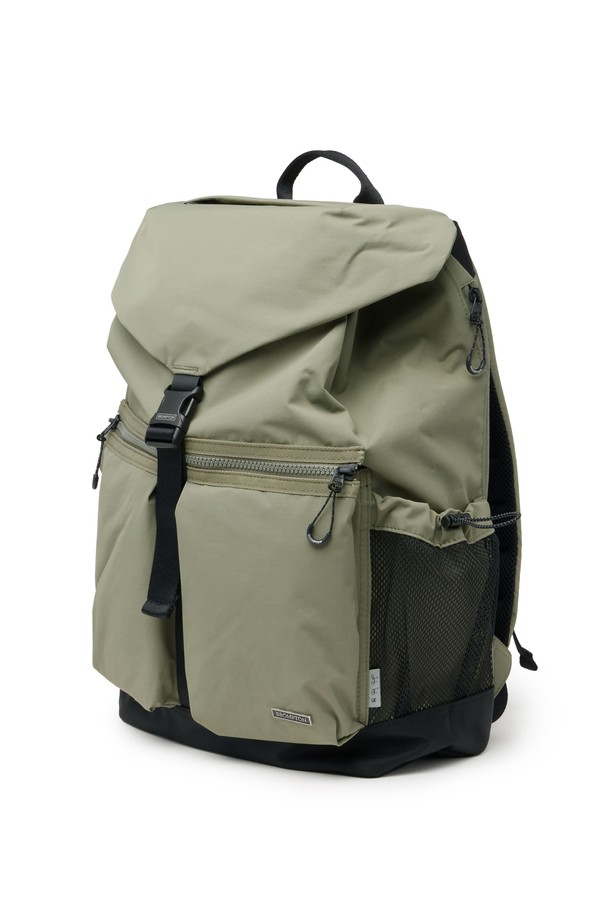 **REFLECTIVE BACKPACK - 카키 (P255ABG101)**

가볍고 실용적인 남녀공용 미디엄 사이즈 백팩입니다. 부드러운 나일론 REGEN 원단을 사용하여 편안한 착용감을 제공하며, 사각 형태에 카키 컬러, 무지 패턴으로 미니멀한 스타일을 연출합니다.  반사 기능과 방수 기능이 있어 일상 및 아웃도어 활동에 적합하며, 탈착 가능한 체스트 벨트와 양 사이드 메쉬 물병 포켓, 내부 노트북 포켓, 전면 투포켓, 앞포켓 내부 브랜드 포켓 등 다양한 수납공간을 갖추고 있습니다. 캐주얼, 미니멀, 고프코어 스타일의 여행룩을 완성해보세요.
