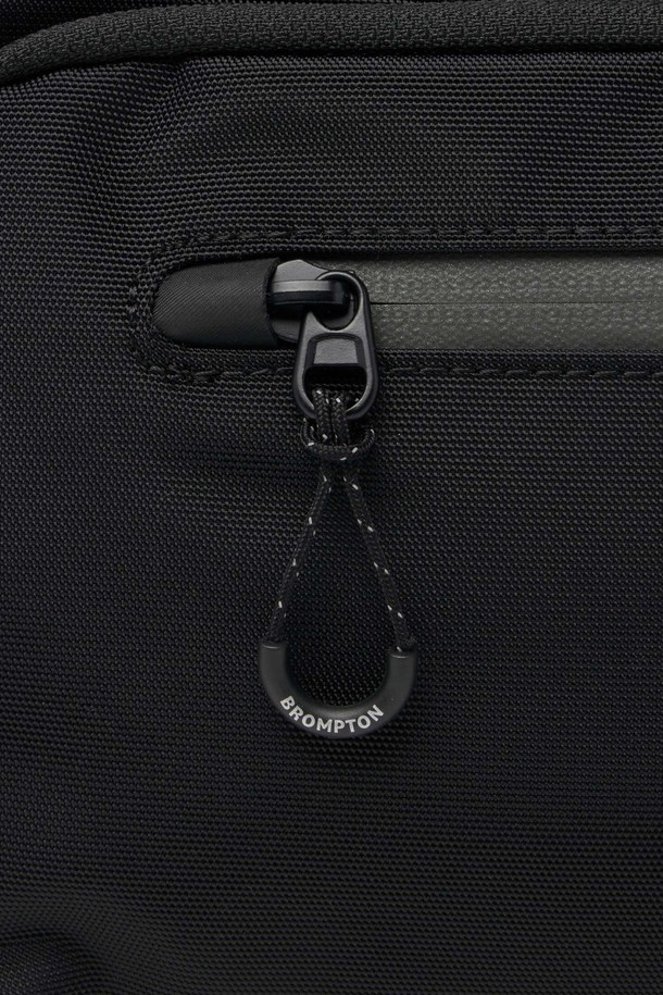 리플렉티브 크로스 백 - 블랙 (P255ACR103)은 미니멀, 시티보이, 캐주얼 스타일을 추구하는 남성을 위한 가방입니다. 일상, 출퇴근, 자전거, 시티웨어 등 다양한 용도로 활용할 수 있으며, 얇은 두께와 가벼운 착용감을 자랑합니다. 나일론과 폴리에스터 소재를 사용하여 내마모성과 경량성을 높였으며, 사각 모양의 미디엄 사이즈로 적절한 크기와 용량을 제공합니다. 지퍼, 버클, 리플렉티브 디테일이 돋보이며, 앞판 리플렉티브 지퍼, 리플렉티브 프린트 라벨, 뒷면 버클 스트랩, 고정용 스트랩 등의 특징을 갖추고 있습니다. 블랙과 네이비 두 가지 색상으로 출시되었으며, 리사이클 나일론 소재를 사용하여 제작되었습니다.
