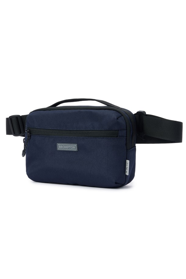 바이시클 미니백 - D/네이비 (P255ABB150)는 남성을 위한 미니 사이즈 가방입니다. 네이비 컬러의 폴리에스터와 나일론 소재로 제작되었으며, 로고 패턴과 반사 프린트 디자인이 특징입니다. 방수 기능과 패커블 디자인으로 실용성을 더했으며, 사이즈 조절이 가능합니다. 메쉬 소재 보강, 후면 지퍼, 가슴 벨트, 내부 수납 포켓, 프론트 브롬톤 로고가 돋보이며, 지퍼형 잠금 방식으로 내용물을 안전하게 보호합니다. 바이크 및 일상 용도로 사용하기 좋으며, 리플렉티브 프린트 적용으로 야간 시인성을 높였습니다.
