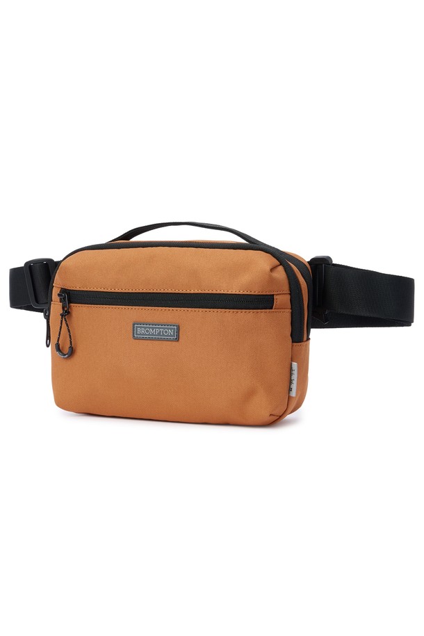 BICYCLE 미니백 - 오렌지 (P255ABB150)는 남녀 모두에게 잘 어울리는 미니백입니다. 나일론과 폴리에스터 소재로 제작되어 내구성이 뛰어나며, 얇은 두께와 사각 형태의 디자인이 특징입니다. 오렌지 컬러에 리플렉티브 로고와 메쉬 포켓으로 포인트를 주어, 캐주얼, 미니멀, 스포티한 스타일을 연출하기 좋습니다. 패커블 기능과 넉넉한 수납 공간, 체스트 벨트, 그리고 트렌디한 디자인으로 야외 활동, 일상, 액티브한 활동에 적합합니다. 지퍼형 잠금 방식이며, 신축성은 거의 없습니다.
