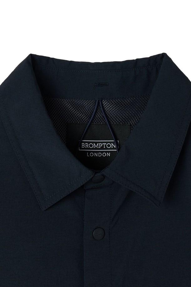 AIRO(에어로) 시어서커 하프 슬리브 섕킷 - 네이비 (P252MJK188)는 캐주얼, 스포티, 미니멀 스타일을 모두 아우르는 남녀 공용 여름 숏 재킷입니다. 얇고 부드러운 시어서커 소재로 제작되어 통기성이 뛰어나며, 레저, 일상, 사이클 활동 시에도 쾌적하게 착용할 수 있습니다. 반소매 기장과 버튼 여밈, 레귤러 핏으로 편안한 착용감을 제공하며, 백넥 패커블 스트랩과 백요크 라인 반사 소재, 외부 포켓 디테일이 특징입니다. 여행룩 연출에도 적합하며, 신축성과 패커블 기능을 갖춰 활동성을 높였습니다.
