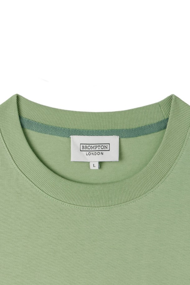 브롬톤 바이시클 그래픽 티셔츠 - A/민트 (P252UTS439)는 산뜻한 민트 베이지 컬러의 공용 티셔츠입니다. 여름철 일상룩에 적합하며, 헤리티지 스타일의 그래픽 프린트가 특징입니다. 앞면 포켓 디테일과 뒷면 브롬톤 매뉴얼 프린트가 돋보이며, 릴렉스 핏과 부드러운 면 소재로 편안한 착용감을 선사합니다. 데님, 치노 팬츠, 쇼츠 등과 매치하여 개성 있는 스타일을 연출하거나 단품 또는 레이어드하여 다채롭게 활용할 수 있습니다. 특히, 동네 마실룩, 여행룩, 휴가룩에 캐주얼, 클래식, 미니멀한 무드를 더해줍니다.
