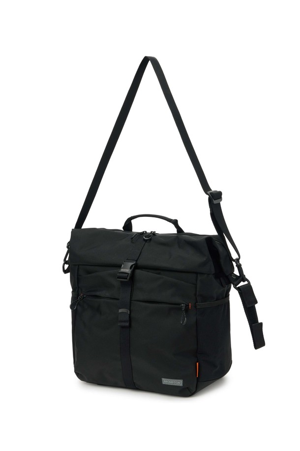 브롬톤 트래블 백 (BROMPTON TRAVEL BAG) - 블랙 (P255ABB151)은 일상과 레저, 자전거 활동에 모두 적합한 가방입니다. 블랙과 그레이 컬러, 미디엄 사이즈로 출시되었으며, 나일론과 폴리에스테르 소재를 사용하여 내구성이 뛰어납니다. 사각 모양에 브롬톤 로고 버클과 오렌지 라벨 포인트가 돋보이며, 벨크로형 잠금 방식으로 편리하게 사용할 수 있습니다. 15.7L의 넉넉한 볼륨으로 헬멧 수납이 가능하며, 크로스백과 토트백으로 활용 가능한 실용적인 디자인입니다.
