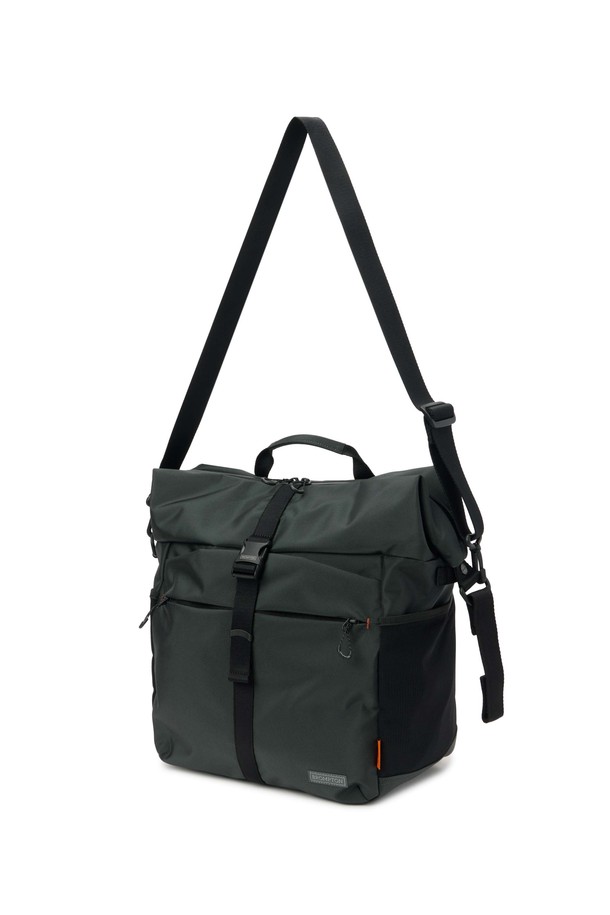 브롬톤 트래블 백 - C/그레이는 미디엄 사이즈, 무지 패턴의 남성용 가방입니다. 나일론과 폴리에스테르 소재로 제작되었으며, 사각형 모양에 브롬톤 로고 버클과 오렌지 라벨 디테일로 포인트를 주었습니다. 분리형 스트랩과 벨크로 잠금 방식, 헬멧 수납 기능이 있어 일상, 아웃도어, 통근 등 다양한 용도로 활용 가능합니다. 15.7L 용량으로 넉넉한 수납 공간을 제공하며, 미니멀, 캐주얼, 시티보이 스타일의 출근룩에 잘 어울립니다.
