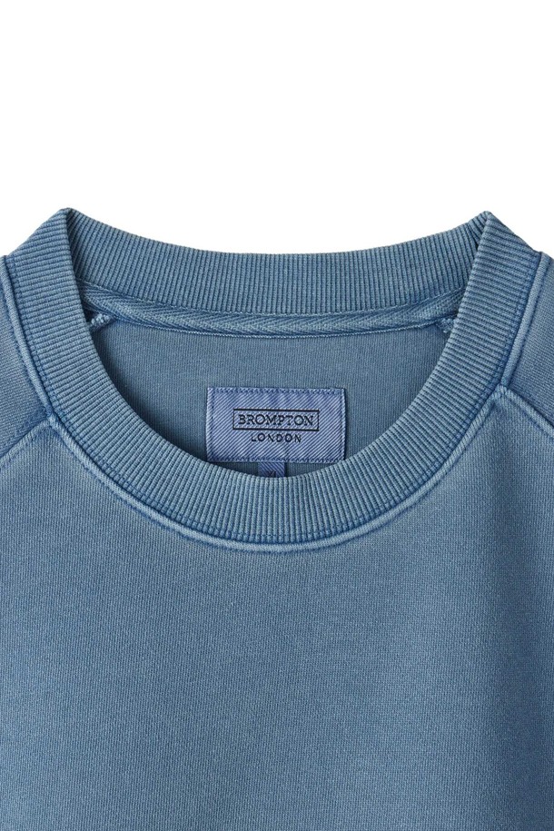 피그먼트 프린트 스웨트셔츠 - 블루는 캐주얼, 미니멀, 스트리트 스타일을 즐기는 분들을 위한 오버핏 스웨트셔츠입니다. 봄, 여름, 가을, 겨울 사계절 내내 활용 가능한 아이템으로, 일상생활에서 편안하게 착용할 수 있습니다. 래글런 숄더라인과 헤비 저지 원단으로 제작되어 편안한 착용감을 선사하며, 라운드넥 디자인으로 어떤 스타일에도 잘 어울립니다. 두꺼운 두께감과 피그먼트 프린트 디자인, 소매 포인트 라벨이 특징이며, 집콕룩, 겨울 데일리룩, 산책룩 등 다양한 TPO에 맞춰 스타일링할 수 있습니다.
