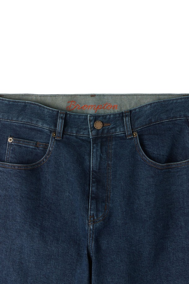 **칸디아니 데님 트라우저 - D/블루 (P253MDP462)**

칸디아니 데님 원단을 사용하여 제작된 데님 팬츠입니다. 가먼트 워싱 처리를 통해 자연스러운 색감과 부드러운 촉감을 선사합니다. 레귤러핏으로 편안한 착용감을 제공하며, 다양한 스타일링에 활용하기 좋습니다. 후면 안감과 포켓에 오렌지 컬러 1975 자수 디테일로 포인트를 더했습니다. 출근룩부터 데이트룩까지, 캐주얼하고 클래식한 스타일을 연출해보세요.
