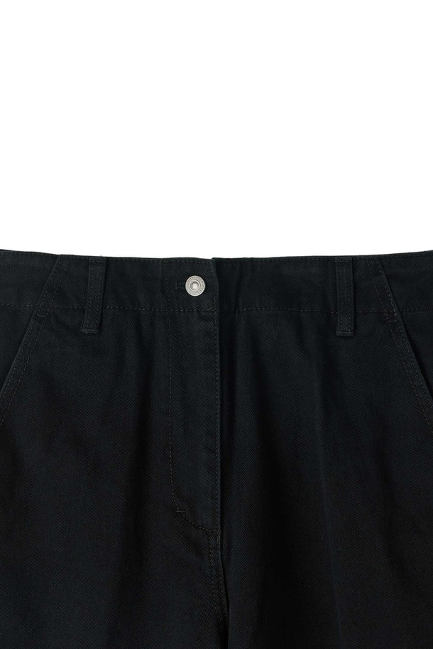 W 커브드 트라우저 - 블랙 (P253WPT402)는 일상에서 편안하게 착용하기 좋은 여성용 바지입니다. 밀도 높은 코튼 트윌 원단으로 제작되어 부드러운 촉감과 우수한 내구성을 자랑합니다. 캐주얼, 미니멀, 클래식 스타일을 모두 소화하며, 동네 마실룩이나 카페룩에 잘 어울립니다. 루즈핏의 텔렉스핏으로 볼륨감 있는 실루엣을 연출하며, 봄, 여름, 가을, 겨울 사계절 내내 활용 가능합니다. 블랙, 베이지, 브롬톤 세 가지 색상으로 출시되었습니다.
