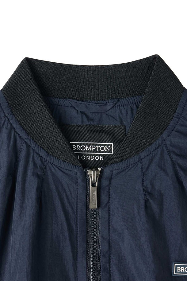 W 스타디움 점퍼 - D/네이비 (P253WJP101)는 여성용 점퍼로, 캐주얼, 스포티한 스타일을 연출하며 캠핑, 라이딩, 일상에서 활용하기 좋습니다. 네이비와 베이지 두 가지 색상으로 출시되었으며, 봄, 가을 시즌에 적합한 얇은 두께감의 나일론, 폴리에스테르 혼방 소재로 제작되었습니다. 방수 및 방풍 기능을 갖춰 변덕스러운 날씨에도 쾌적하게 착용할 수 있으며, 레귤러핏에 미디엄 기장으로 제작되어 편안한 착용감을 선사합니다. 립 디테일 칼라와 소매, 러버 패치 디테일, 봄버 자켓 스타일이 특징이며, 집업 방식으로 간편하게 여밀 수 있습니다.
