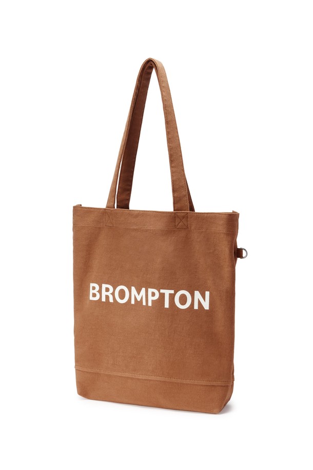 1975 로고 에코백 - ORANGE (P255ATO410)는 베이지와 오렌지 두 가지 색상으로 출시되었으며, 면과 폴리에스터 혼방 소재로 제작되어 부드러운 터치감과 뛰어난 내구성을 자랑합니다. 미디엄 사이즈의 사각 에코백으로, 로고 패턴과 D링 디자인이 돋보이며, 내부 텀블러 전용 포켓이 있어 수납 기능을 더했습니다. 일상생활에서 베이직하면서도 캐주얼한 스타일을 연출하기에 적합한, 바이오 워싱 처리된 남성용 에코백입니다.
