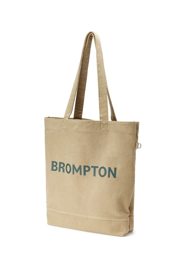 1975 로고 에코백 - BEIGE (P255ATO410)은 면과 폴리에스테르 혼방 소재로 제작되어 부드러운 촉감이 돋보이는 미디엄 사이즈의 사각 에코백입니다. 베이지와 오렌지 컬러의 로고 패턴이 특징이며, 텀블러 전용 포켓과 D링 디자인으로 실용성을 더했습니다. 바이오워싱 처리로 내구성이 뛰어나 데일리 백으로 활용하기 좋습니다.
