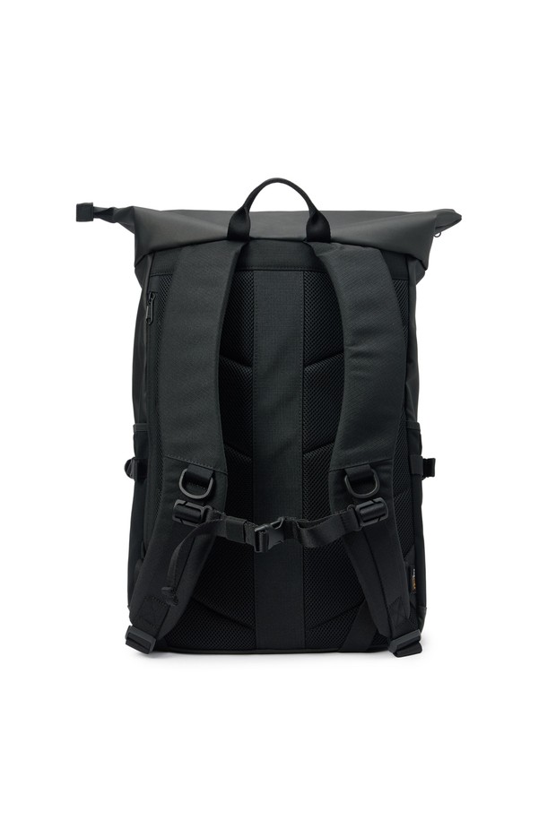 롤 업 백팩 - 블랙 (P255ABG110)은 미니멀, 캐주얼, 시티보이 스타일을 추구하는 남성을 위한 가방입니다. 폴리에스터 소재의 미디엄 사이즈 백팩으로, 일상과 여행 모두 활용 가능하며, 롤업 디자인과 마그네틱 잠금 방식이 특징입니다. 16인치 노트북 수납이 가능하며, POLY 600D RIPSTOP Cordura 원단을 사용하여 생활 방수 기능과 내구성을 높였습니다. 전면부에는 리플렉티브 로고 장식이 돋보입니다. 여행룩과 출근룩에 모두 잘 어울리는 실용적인 아이템입니다.
