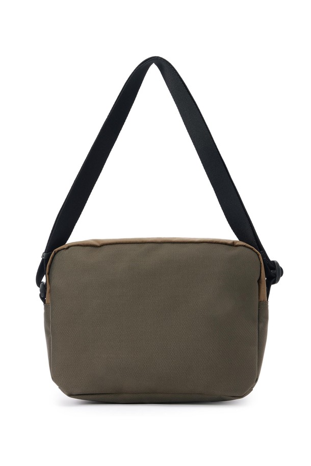 세련된 남성미를 더하는 6-쉐이프 링 디테일 크로스백 - 브라운 (P255ACR110)입니다. 미디엄 사이즈의 사각형 디자인으로, 나일론 소재를 사용하여 제작되었습니다. 숄더 스트랩과 지퍼형 잠금 방식으로 실용성을 높였으며, 6-쉐이프 링 디테일이 세련된 포인트를 더합니다. 미니멀, 시크, 클래식 스타일을 즐기는 남성분들께 출근룩, 비즈니스 캐주얼, 모임룩 등 다양한 TPO에 활용하기 좋습니다.
