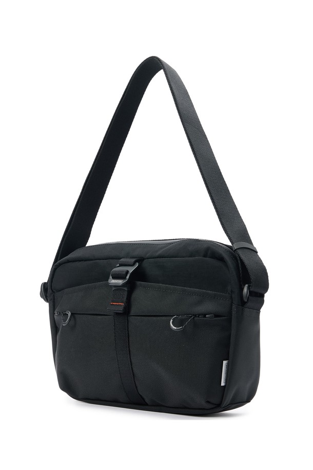 6-셰이프드 링 디테일 크로스 백 - 블랙 (P255ACR110)은 미니멀, 캐주얼, 시티보이 스타일을 위한 남성용 크로스백입니다. 나일론과 폴리에스테르 소재로 제작되어 튼튼하며, 여행룩과 출근룩에 모두 잘 어울립니다. 블랙 및 브라운 두 가지 색상으로 출시되었으며, 사각형 모양에 링 디테일이 포인트입니다. 컴팩트한 디자인으로 다수의 수납공간과 앞면 지퍼 포켓을 갖춰 실용성을 더했으며, 레이저 각인 로고와 오렌지색 바택으로 디자인의 완성도를 높였습니다. 6-셰이프드 링 디테일 크로스 백은 재귀 반사 기능을 통해 야간에도 안전하게 사용할 수 있으며, 지퍼형 잠금 방식으로 소지품을 안전하게 보호합니다.
