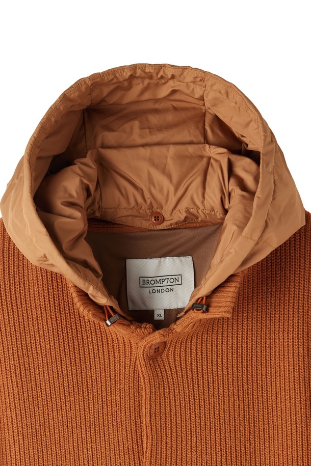 HOOD(후드) HYBRID(하이브리드) CARDIGAN(가디건) - ORANGE(오렌지) (P254UCD432)는 남성용 후드 하이브리드 가디건입니다. 오렌지 및 네이비 컬러로 출시되었으며, 나일론, 아크릴, 울, 폴리에스테르를 혼방하여 제작되었습니다. 울 소재의 탈부착 가능한 후드와 캐시미어 블렌딩으로 부드러운 촉감을 선사하며, 가을, 겨울철 일상 및 산책룩에 적합합니다. 레귤러핏의 긴소매 디자인으로, 무지 패턴과 중간 두께감으로 캐주얼하면서도 베이직한 스타일을 연출합니다. 보온 기능과 필링을 최소화하여 편안하게 착용할 수 있습니다.
