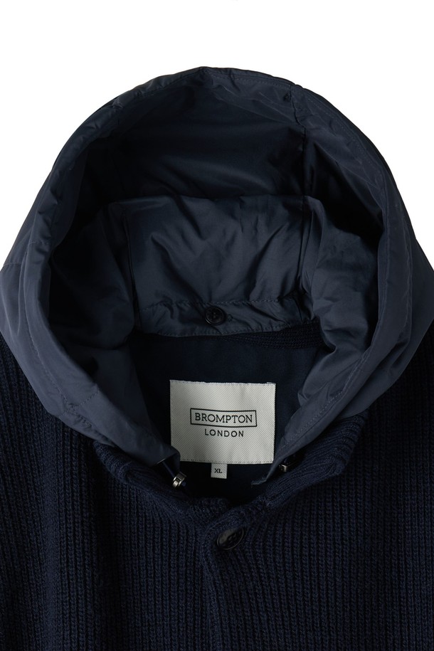 HOOD 하이브리드 가디건 - 네이비 (P254UCD432)는 남성용 후드 하이브리드 가디건으로, 캐주얼 및 베이직 스타일을 추구하는 분들을 위한 제품입니다. 네이비와 오렌지 컬러로 출시되었으며, 봄, 가을, 겨울 세 계절 모두 착용 가능합니다. 나일론, 아크릴, 울, 폴리에스터 등 다양한 소재를 혼방하여 제작되었으며, 특히 울 소재 탈부착 후드로 다양한 스타일 연출이 가능합니다. 레귤러핏에 두꺼운 두께감, 부드러운 촉감으로 편안한 착용감을 제공하며, 캐시미어 블렌딩으로 고급스러운 느낌을 더했습니다. 일상, 산책, 여행 등 다양한 TPO에 활용할 수 있는 실용적인 아이템입니다.
